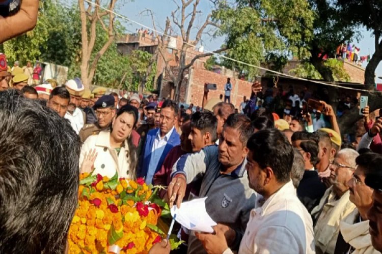 बलिदानी आशुतोष मिश्र का पैतृक गांव पहुंचा पार्थिव शरीर, देवरिया में शोक की लहर