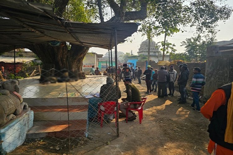 गांव के चबूतरे पर मिली खून से सनी लाश, जिसकी हत्या हुई वो बर्खास्त आरक्षक था