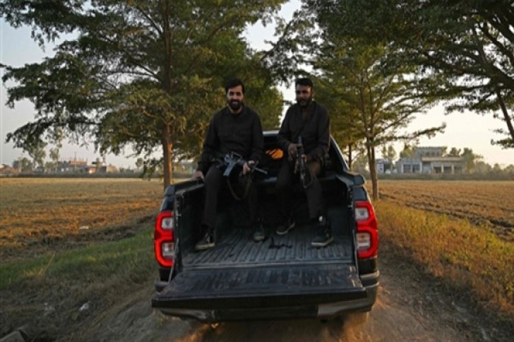 मर्सिडीज नहीं, रेंज रोवर नहीं... पाकिस्तान में 'पावर सिंबल' बना ये पिकअप ट्रक; नेताओं के काफिले में आती है नजर