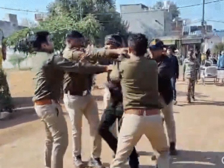 पुलिसकर्मियों ने युवक को बीच रोड में पीटा:युवक बोला थाने के भीतर भी बेरहमी से की मारपीट, वीडियो में लात मारता नजर आया जवान