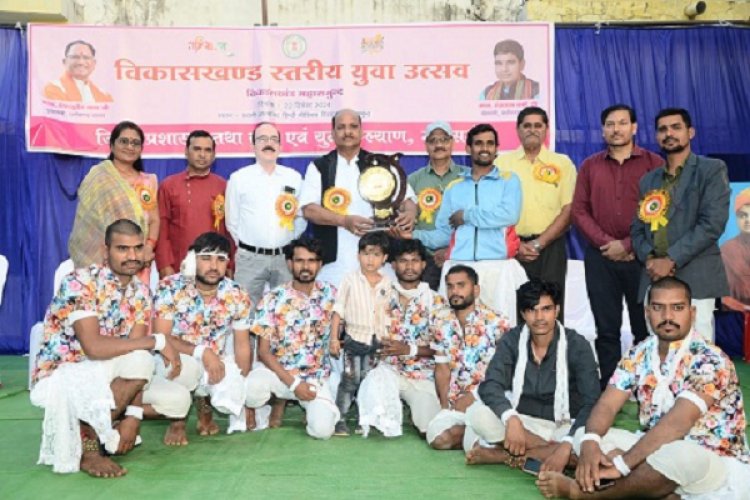 सामूहिक लोकनृत्य में सत्य के विरासत पंथी नृत्य मुड़ियाडीह प्रथम