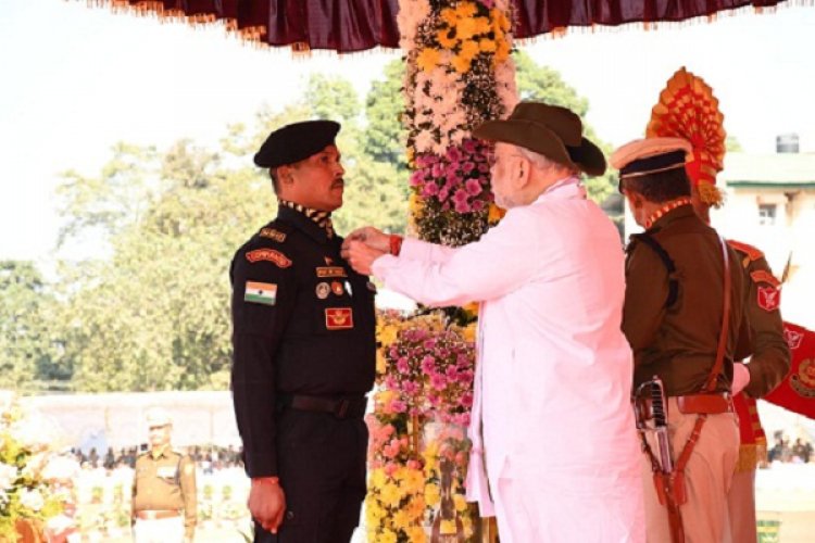 गृहमंत्री अमित शाह के हाथों गैलेंट्री अवॉर्ड वीरता पदक से सम्मानित हुए रोहित