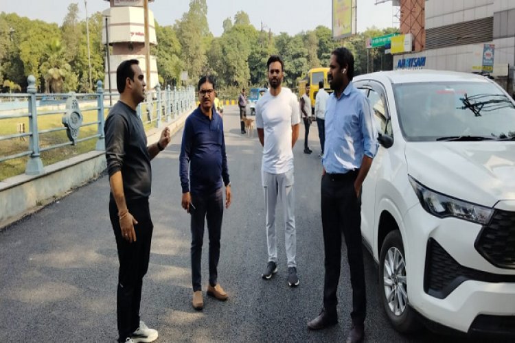 आयुक्त ने सड़क डामरीकरण कार्य की प्रगति देखी, गुणवत्तायुक्त कार्य करने के निर्देश