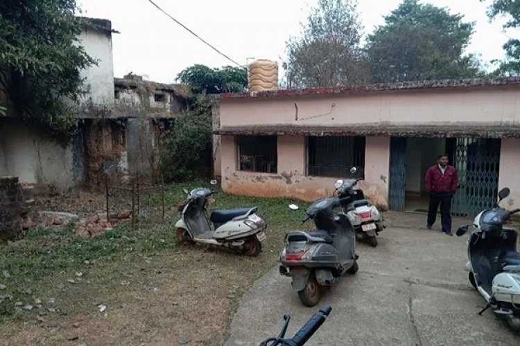 शराब की बोतलों से पटा जशपुर जनपद पंचायत