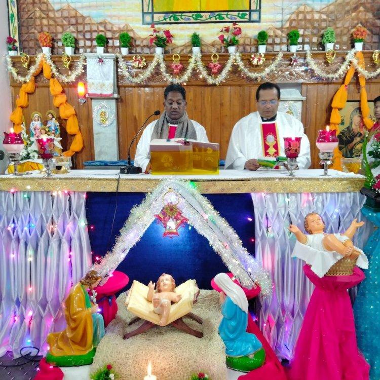 हरदा के चर्च में मनाया क्रिसमस पर्व:ईसा मसीह के जन्म की झांकियां सजाई, जमकर हुई आतिशबाजी