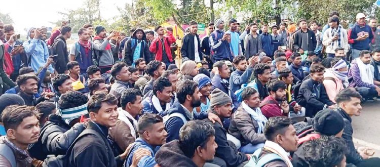 पुलिस आरक्षक भर्ती तिथि परिवर्तन पर फूटा अभ्यर्थियों का गुस्सा, हाईवे पर सांकेतिक प्रदर्शन