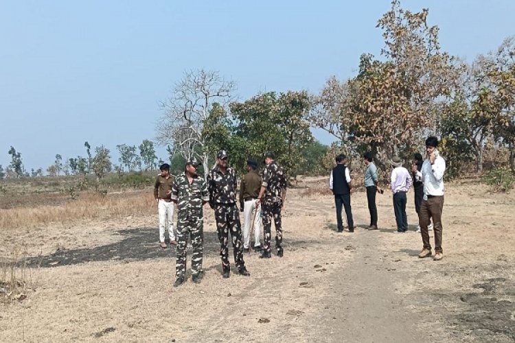 खंडवा जिले में पेड़ काटकर जंगल पर कब्जा जमाने वालों पर जारी है एक्शन, जेसीबी से हटाई खेतों में लगी फसल