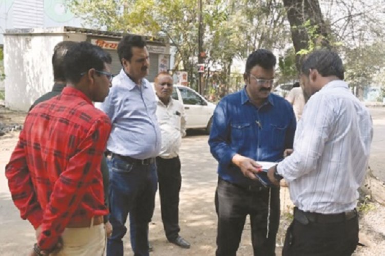 सड़क किनारे अवैध रूप से रखे बिल्डिंग मटेरियल रखने वाले व्यापारी पर निगम ने की कार्यवाही