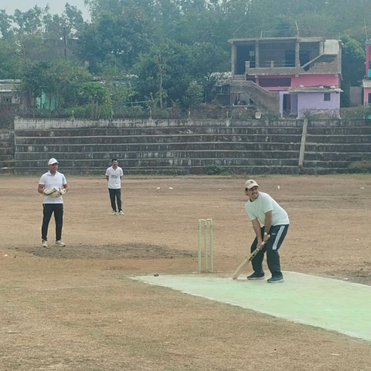 पुलिस और जिला प्रशासन के बीच सद्भावना क्रिकेट मैच:61 रन से पुलिस टीम जीती, सिद्धार्थ बने मैन ऑफ द मैच