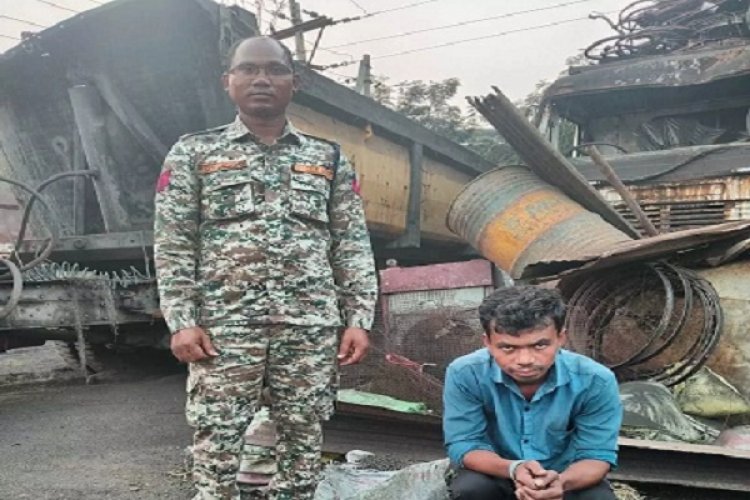 अवैध कबाड़ पर कार्रवाई, माजदा वाहन और डंप कबाड़ जब्त