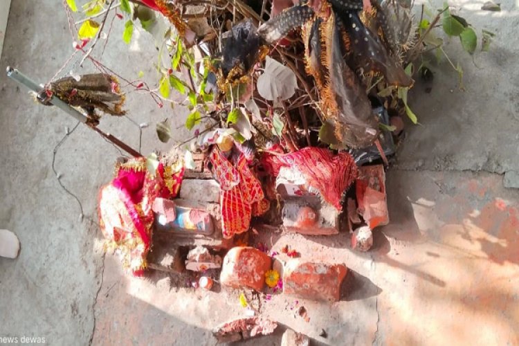 अज्ञात लोगों ने रात में कालिका माता और भैरव मंदिर तोड़ा, सुबह लगी हिंदूवादियों की भीड़, एमपी के देवास का मामला