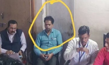 छिंदवाड़ा में बिल पास करने रिश्वत ले रहा पंचायत सचिव रंगे हाथ पकड़ा गया, सरपंच भी शामिल रहा, जबलपुर लोकायुक्त टीम की दबिश