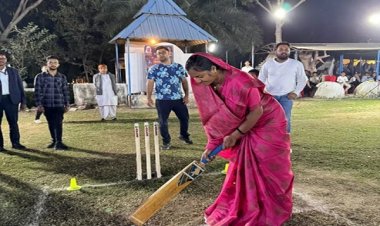 मंत्री लक्ष्मी राजवाड़े ने खेला क्रिकेट