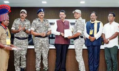 महाराष्ट्र: गढ़चिरौली में सीएम देवेंद्र फडणवीस के सामने 11 नक्सलियों ने किया सरेंडर