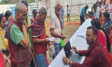 वय वंदन योजनाः विशेष शिविर का आयोजन कर बनाए जा रहे कार्ड