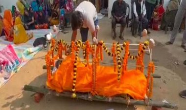 पिता की मौत पर बेटे ने मनाया जश्न, नाचते गाते पहुंचा श्मशान घाट, अनोखे अंतिम संस्कार की हो रही खूब चर्चा