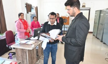 कलेक्टर ने किया कार्यालयों का आकस्मिक निरीक्षण