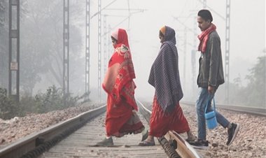 दिल्ली-यूपी में घने कोहरे ने थामी रफ्तार, दर्जनों ट्रेनें लेट; पहाड़ों पर बारिश की संभावना