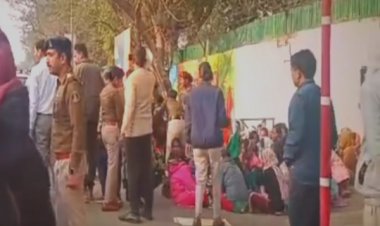 समायोजन की मांग लेकर महिला शिक्षकों ने घेरा वित्त मंत्री का बंगला