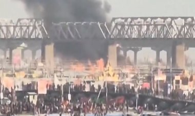 महाकुंभ मेले के सेक्टर 19 में लगी भीषण आग, मची अफरातफरी...