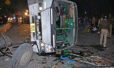 आगरा में पिकअप वैन में बस ने मारी टक्कर; तीन की मौत