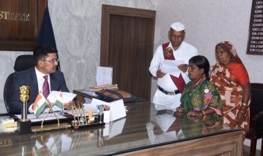 साप्ताहिक जनदर्शन में कलेक्टर ने सुनी लोगों की समस्याएं