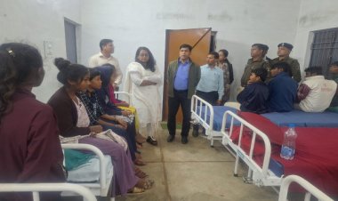 सड़क हादसे में घायल बच्चों से मिलने पहुंचे कलेक्टर-एसपी