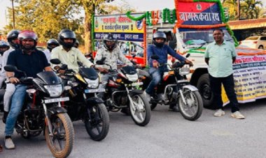 यातायात नियमों का पालन करने और हेलमेट लगाने लोगों को किया प्रेरित