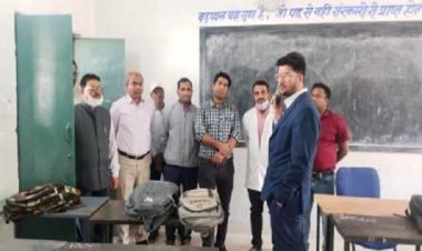 कलेक्टर ने खपराड़ीह स्कूल में छात्रों क़ी स्थिति का लिया जायजा