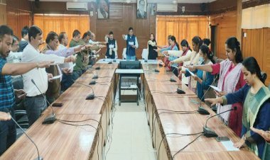 अधिकारी-कर्मचारियों ने ली मताधिकार का प्रयोग करने की शपथ