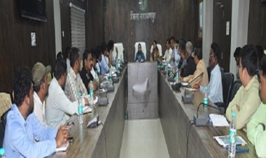 नोडल अधिकारी एवं रिटर्निंग अधिकारियों की कलेक्टर ने ली समीक्षा बैठक