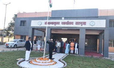 सरगुजा संभागायुक्त नरेंद्र दुग्गा ने संभाग आयुक्त कार्यालय में किया ध्वजारोहण
