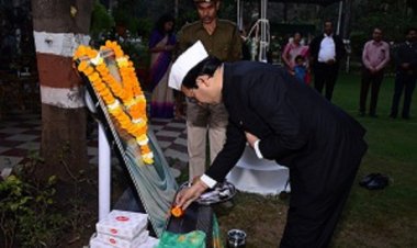 कलेक्टर ने अपने निवास में किया ध्वजारोहण