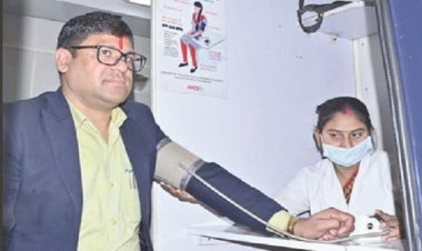 चुनाव डयूटी से पूर्व निगम के अधिकारी/कर्मचारियों का हेल्थ चेकप