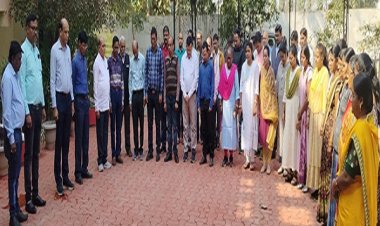 क्षेत्रीय प्रशासनिक भवन में विद्युतकर्मियों ने अमर शहीदों को दी श्रद्धांजलि