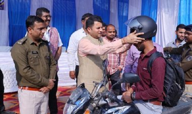 कलेक्टर और एसपी ने हेलमेट वितरण कर दिया सड़क सुरक्षा का संदेश