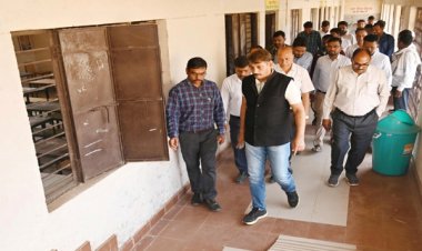 कलेक्टर ने दुल्लापुर हायर सेकंडरी स्कूल का किया निरीक्षण, शिक्षकों को दिए निर्देश