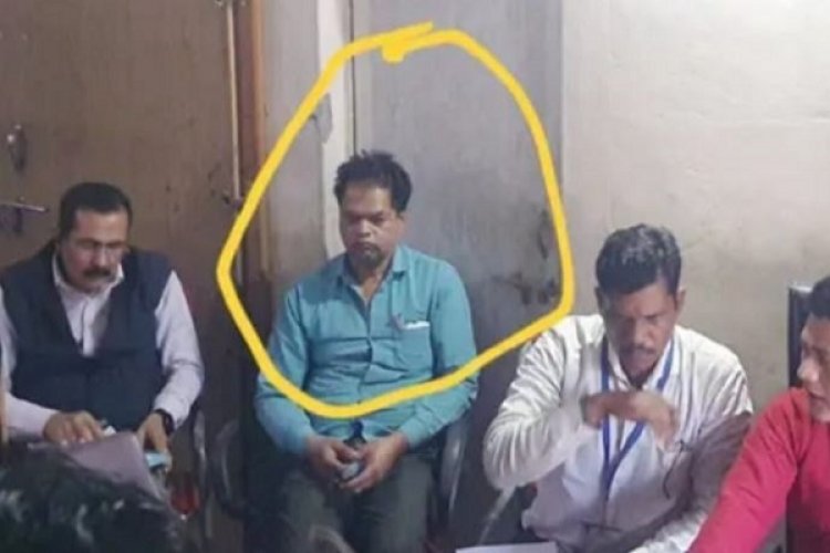 छिंदवाड़ा में बिल पास करने रिश्वत ले रहा पंचायत सचिव रंगे हाथ पकड़ा गया, सरपंच भी शामिल रहा, जबलपुर लोकायुक्त टीम की दबिश