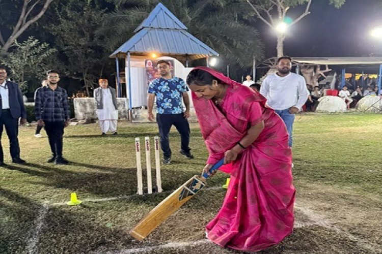 मंत्री लक्ष्मी राजवाड़े ने खेला क्रिकेट