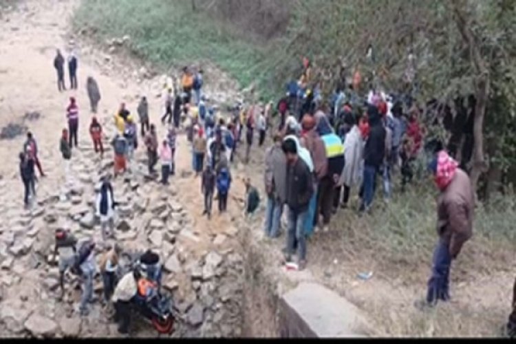 बिहार में हादसा, अनियंत्रित होकर बाइक नहर में गिरी, तीन युवकों की मौत