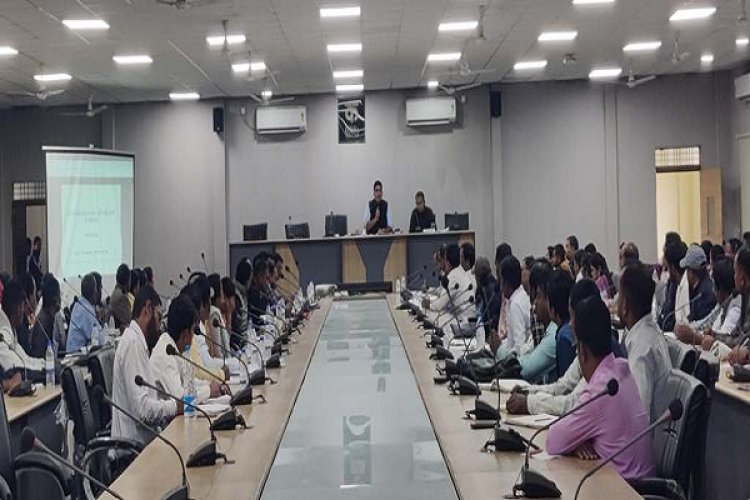 कलेक्टर ने की आदिवासी विकास विभाग की योजनाओं की समीक्षा