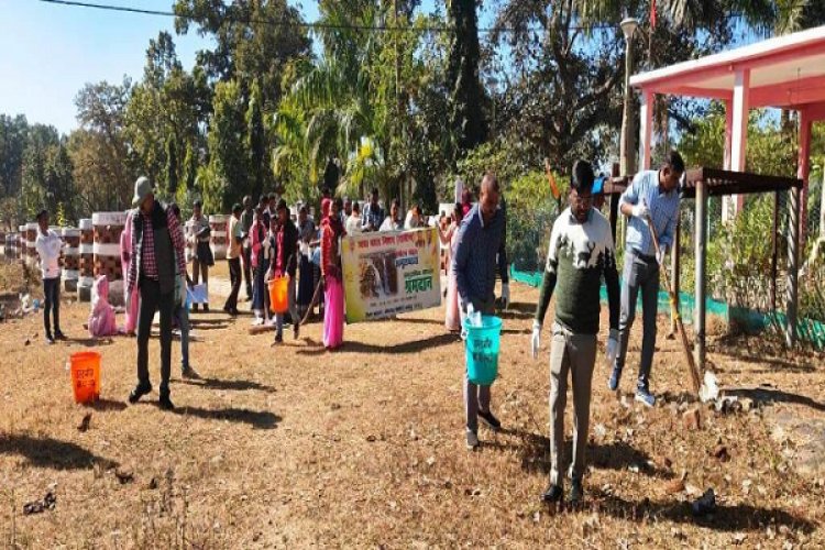 पर्यटन स्थल अमृतधारा में परियोजना निदेशक ने किया श्रमदान