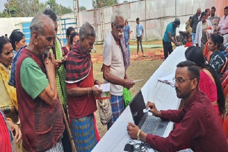 वय वंदन योजनाः विशेष शिविर का आयोजन कर बनाए जा रहे कार्ड