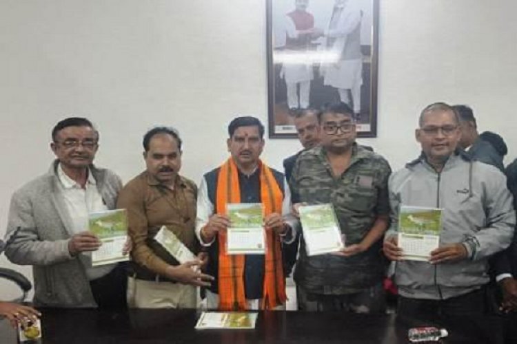 केंद्रीय मंत्री तोखन साहू ने वाइल्ड लाइफ पर केंद्रित टेबल बुक का किया विमोचन