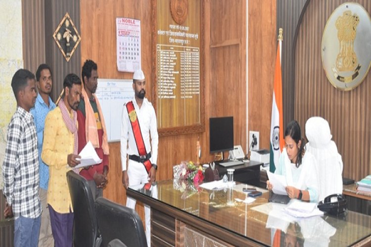 कलेक्टर ने सुनी ग्रामीणों की गुहार, शीघ्र निराकरण करने का दिलाया भरोसा