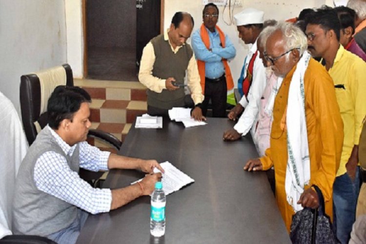 कलेक्टर ने जनदर्शन में पहुँचे लोगों के समस्याओं के निराकरण के लिए त्वरित कार्रवाई करने दिए निर्देश