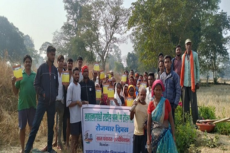 रोजगार दिवस में श्रमिकों की समस्याओं का किया समाधान