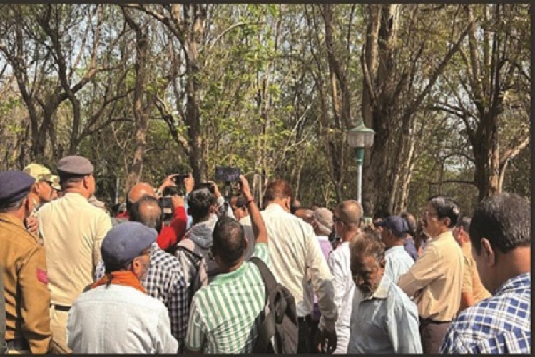 रिटेंशनधारी कर्मियों ने आईआर विभाग के अफसरों को सौंपा पांच सूत्रीय ज्ञापन