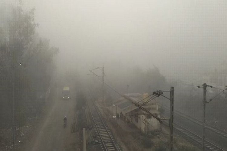 जबलपुर में ठंड से कंपकपाएं लोग, सुबह से छाया रहा कोहरा, 50 मीटर से कम रही विजिबिलिटी