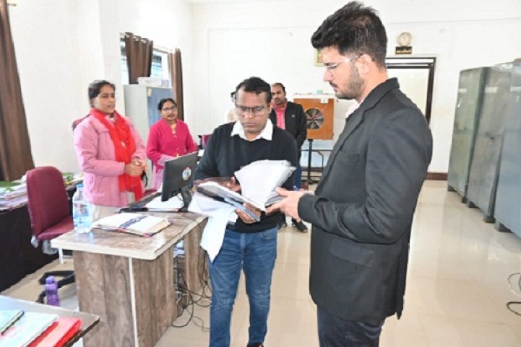 कलेक्टर ने किया कार्यालयों का आकस्मिक निरीक्षण